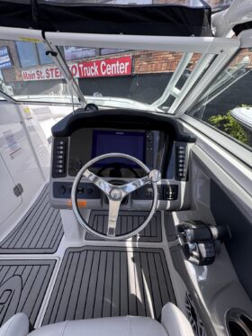 2021 Robalo R247