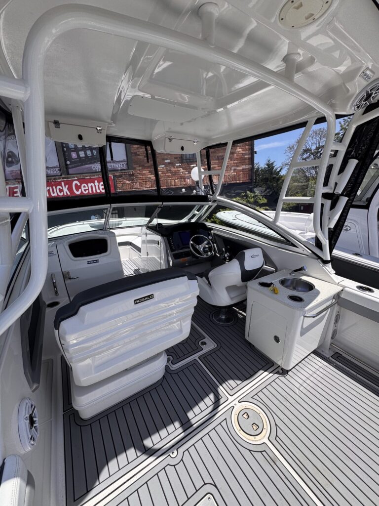 2021 Robalo R247